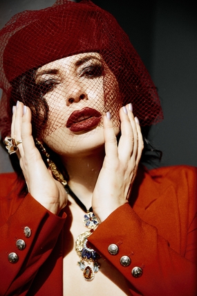 性感妖娆红唇御姐风美女人像摄影图片